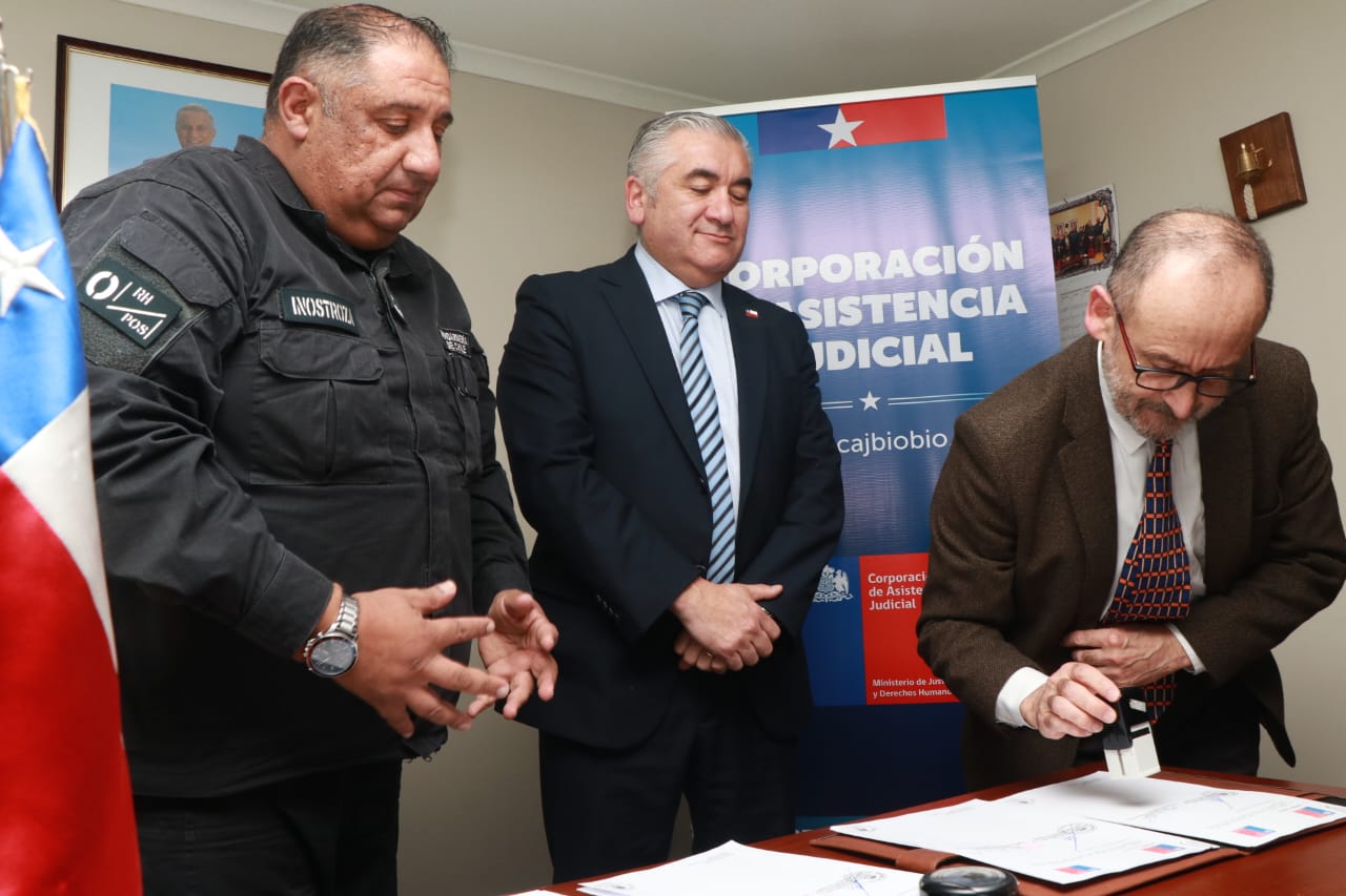 Gendarmería y CAJ Biobío suscriben convenio para fortalecer la reinserción social